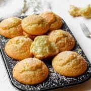 otto-muffins-al-cocco-cosparsi-di-cocco-uno-mangiato