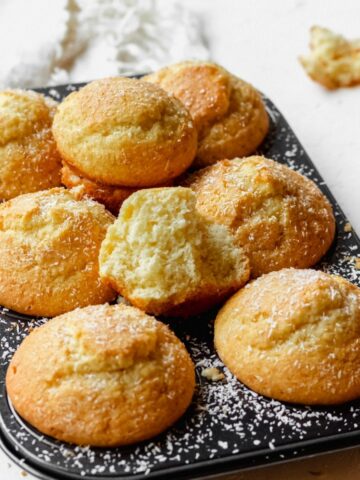 otto-muffins-al-cocco-cosparsi-di-cocco-uno-mangiato
