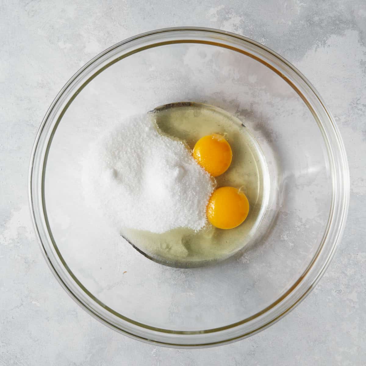In una ciotola aggiungete le uova con lo zucchero